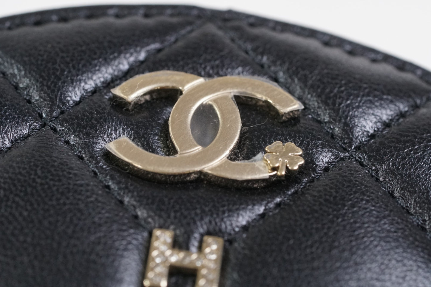 [EXCELLENT] CHANEL Matelasse Round Icon Charm Chain Shoulder Bag Leather Black