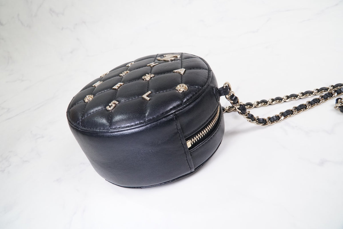 [EXCELLENT] CHANEL Matelasse Round Icon Charm Chain Shoulder Bag Leather Black