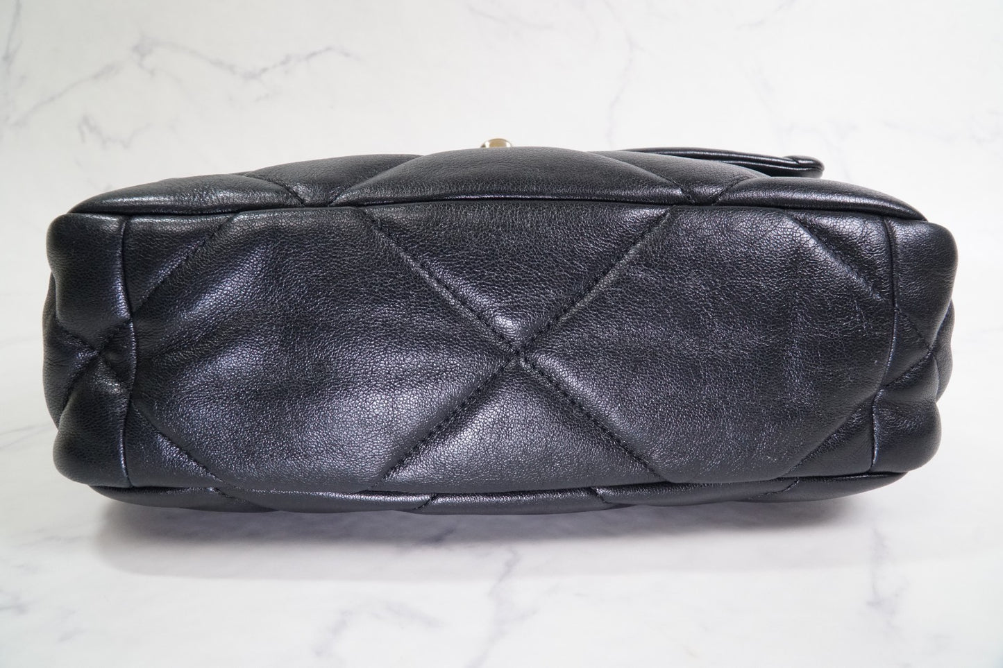 [Very Good] CHANEL 19 Quilted Flap Shoulder Bag Black Leather Gold Hardware Auth