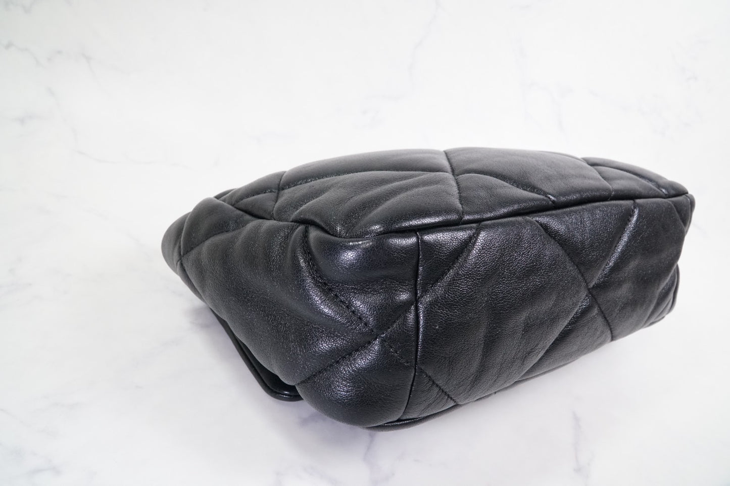 [Very Good] CHANEL 19 Quilted Flap Shoulder Bag Black Leather Gold Hardware Auth