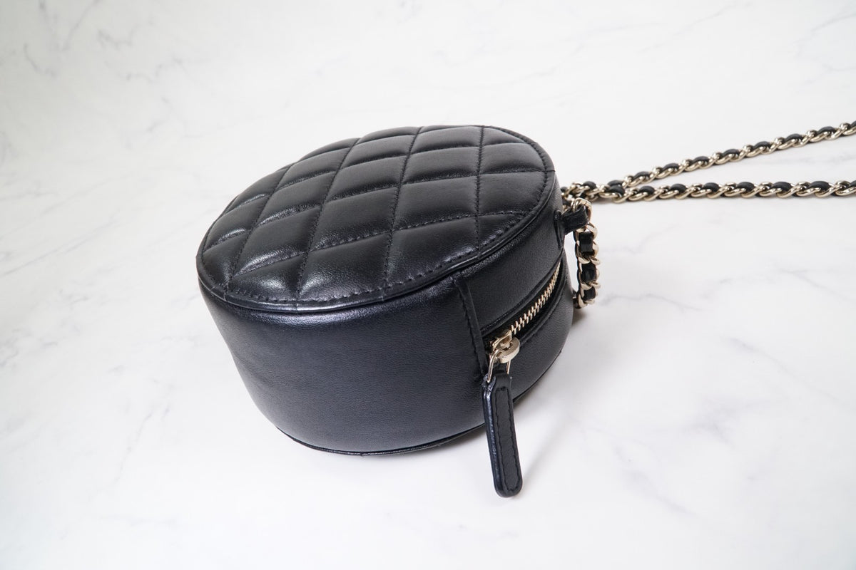 [EXCELLENT] CHANEL Matelasse Round Icon Charm Chain Shoulder Bag Leather Black