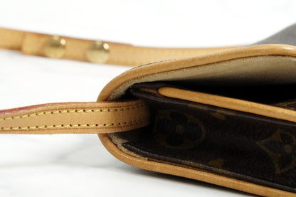 [Rank AB] Louis Vuitton Monogram Pochette Twin PM Shoulder Clutch Bag M51854