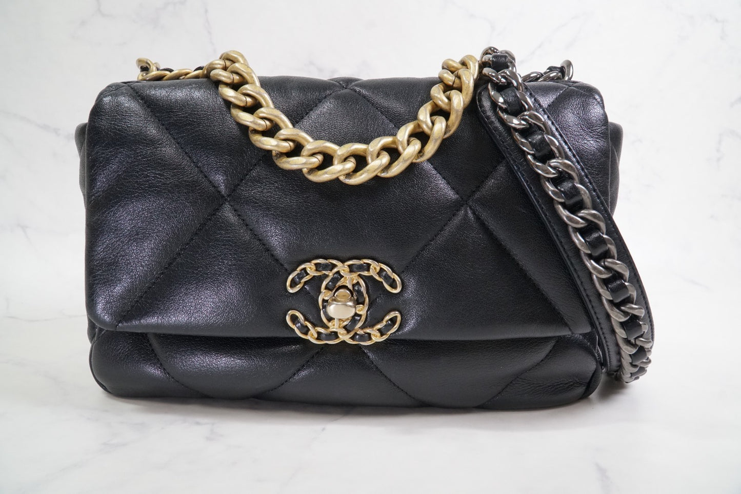 [Very Good] CHANEL 19 Quilted Flap Shoulder Bag Black Leather Gold Hardware Auth