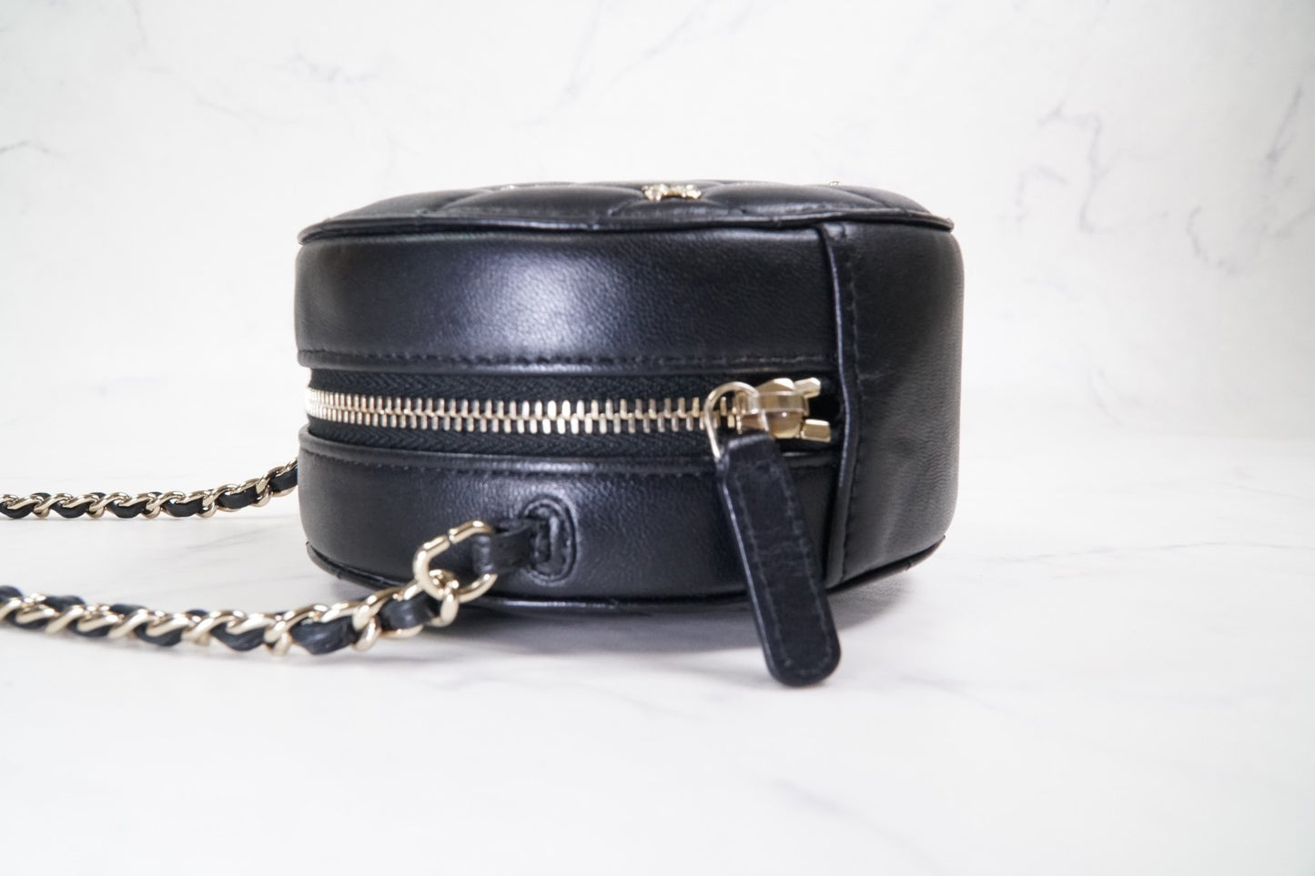 [EXCELLENT] CHANEL Matelasse Round Icon Charm Chain Shoulder Bag Leather Black