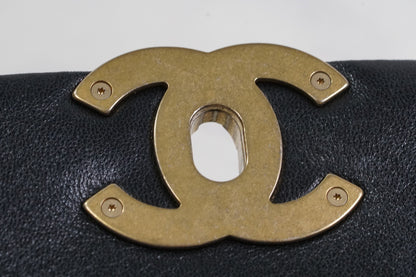 [Very Good] CHANEL 19 Quilted Flap Shoulder Bag Black Leather Gold Hardware Auth
