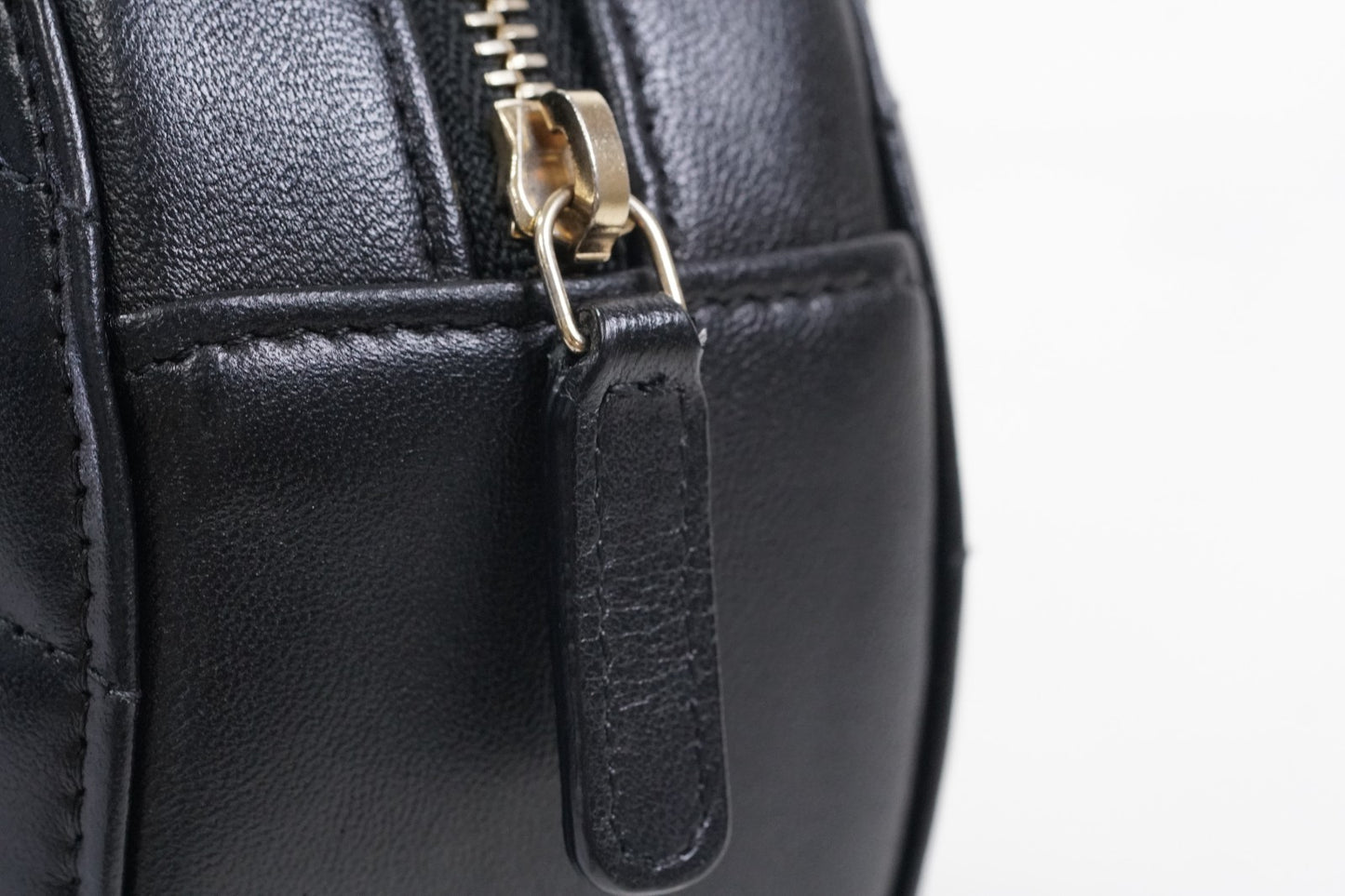 [EXCELLENT] CHANEL Matelasse Round Icon Charm Chain Shoulder Bag Leather Black