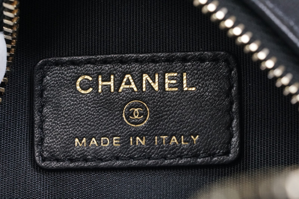 [EXCELLENT] CHANEL Matelasse Round Icon Charm Chain Shoulder Bag Leather Black