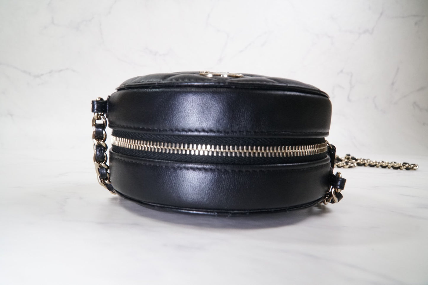 [EXCELLENT] CHANEL Matelasse Round Icon Charm Chain Shoulder Bag Leather Black