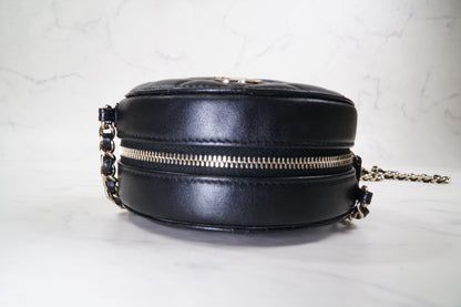 [EXCELLENT] CHANEL Matelasse Round Icon Charm Chain Shoulder Bag Leather Black