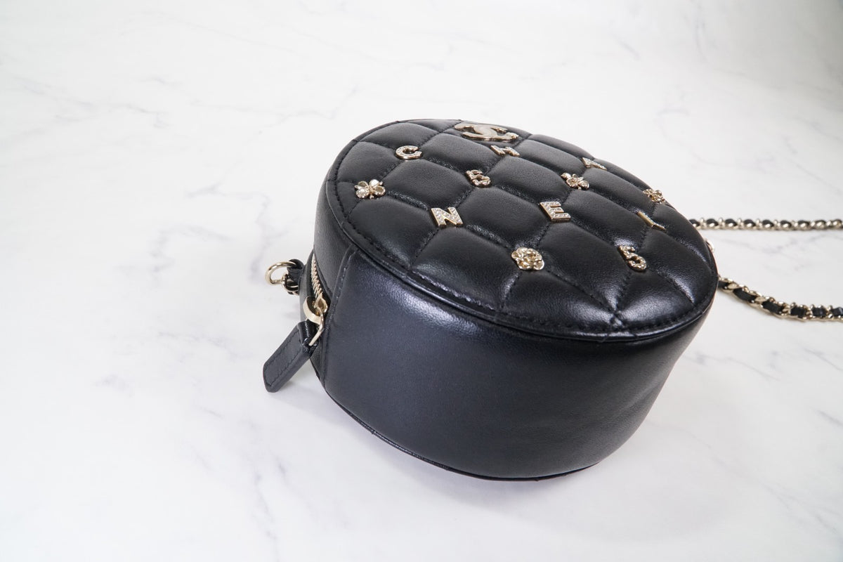[EXCELLENT] CHANEL Matelasse Round Icon Charm Chain Shoulder Bag Leather Black