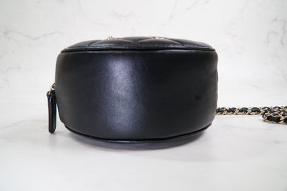 [EXCELLENT] CHANEL Matelasse Round Icon Charm Chain Shoulder Bag Leather Black