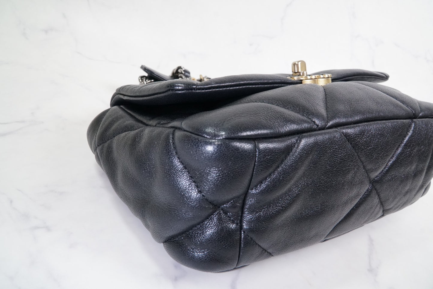 [Very Good] CHANEL 19 Quilted Flap Shoulder Bag Black Leather Gold Hardware Auth